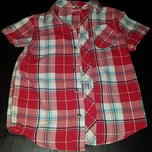 Red shirt sleeve shirt